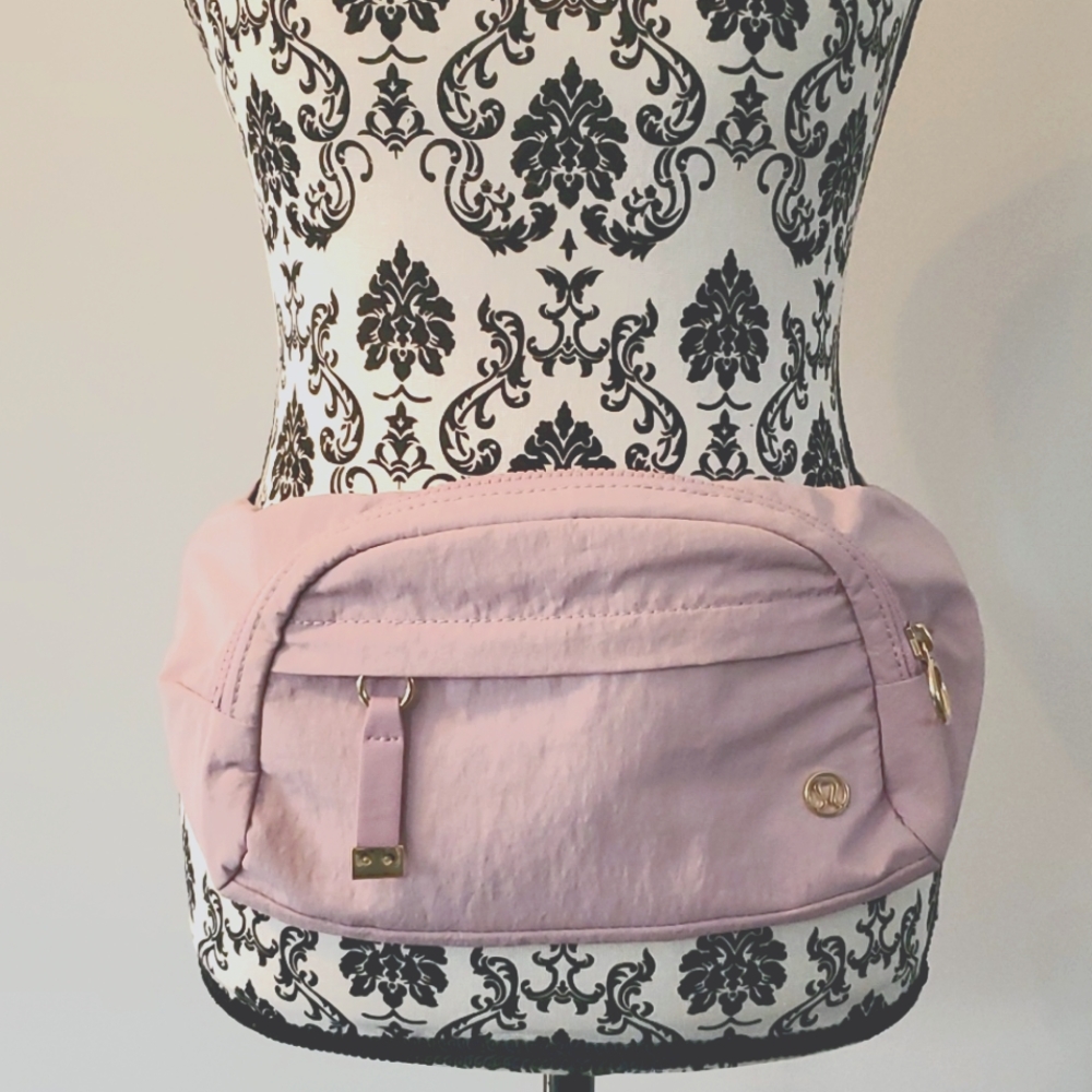 Lulu Lemon Belted Bag/Purse-on the go!